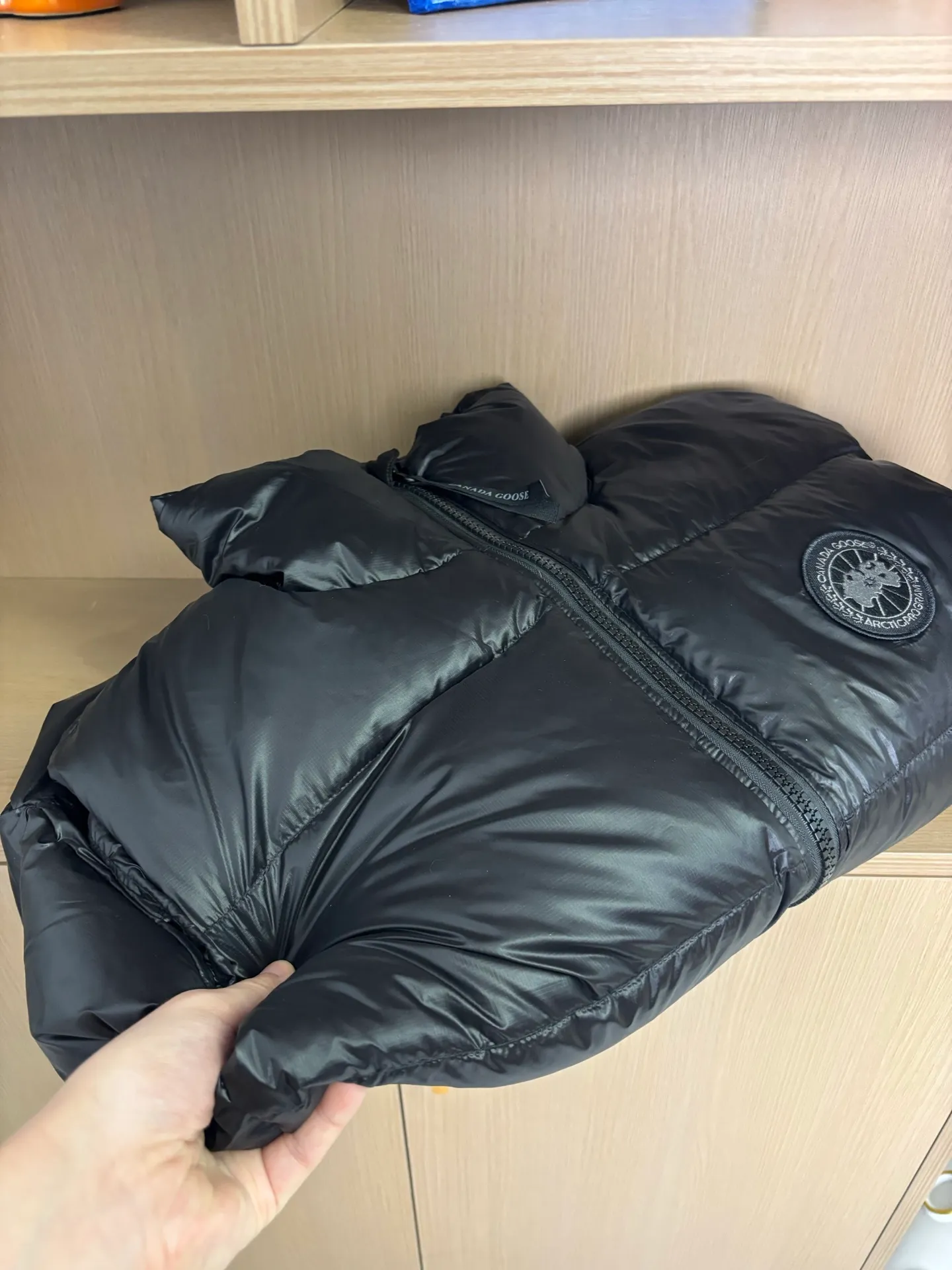 P570 Style number: DC194# [Canada Goose] Big Goose🦢National Standard 90 White Duck Down Puff Down Vest Canada Goose official website model 1:1:1 customized New national standard down cotton has better thermal insulation performance, is light and not heavy, and has good loft recovery after compression! Filled with 90% white duck down, it is the legendary warmest down jacket and is known as a must-have for Arctic outdoor sports! Waterproof, diamond-resistant and fade-resistant 24-count calendered woolen surface (waterproof level is consistent with the level of ball-bearing raincoats). Canada Goose has always been recognized as the warmest down jacket and the most popular down jacket in the world. Major celebrities are rushing to buy it, and it is a must-have! Five sizes complete!  Color: Black Rose Size: XS-S-M-L-XL [Picture 9️⃣Size Chart]